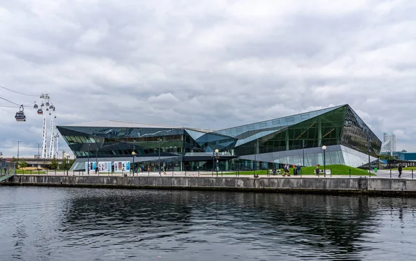 Royal dock en el este de Londres con el edificio Crystal — Foto de Stock