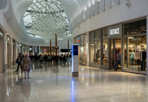 Shoppers inside the mall area of the O2 Arena in North Greenwich — 스톡 사진