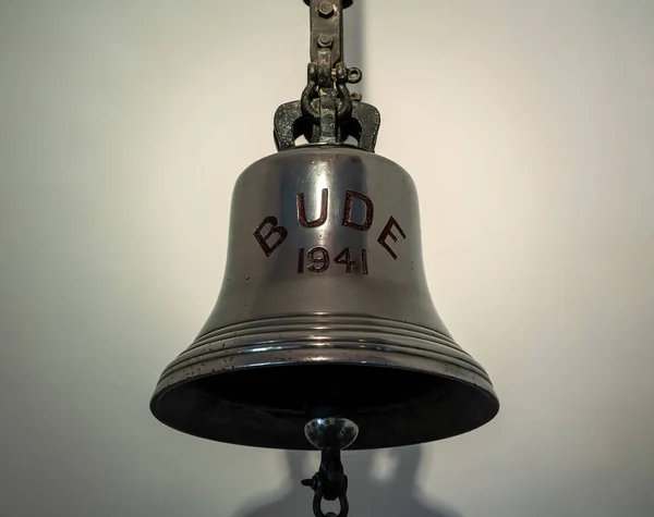 Колокол от HMS Bude в музее в Корнуолле — стоковое фото