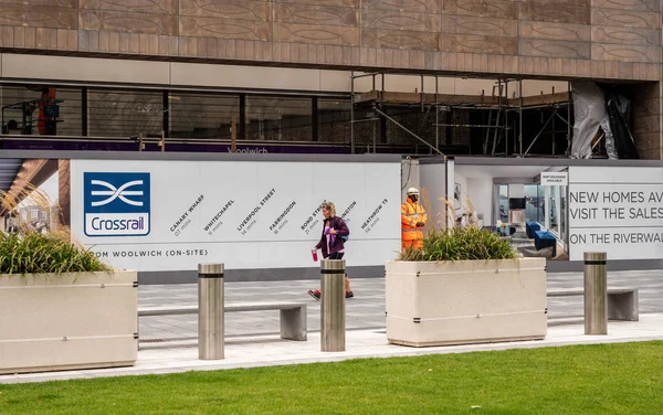 Entrada a la estación de Woolwich Crossrail en el este de Londres — Foto de Stock