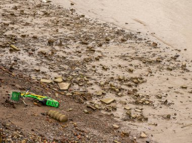 Lime e-scooter Doğu Londra 'da Thames Nehri' ne atıldı.