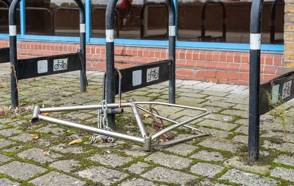 Bike frame left after all parts stolen from bicycle rack in London — Stock Photo, Image