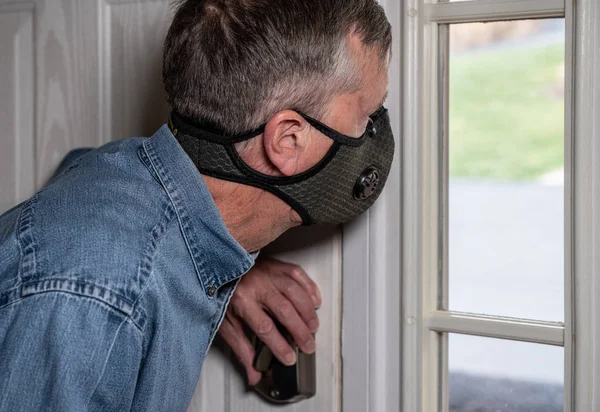 Worried senior caucasian man wearing protective mask against corona virus — Stock Photo, Image