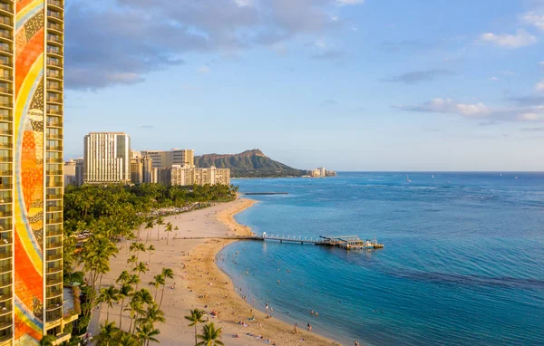 Hilton Hawaiian Village frames the shore in Waikiki Hawaii — Stock Photo, Image
