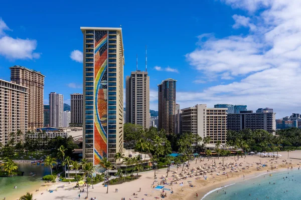 Hilton Hawaiian Village frames the shore in Waikiki Hawaii — 图库照片