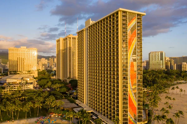 Hilton Hawaiian Village πλαισιώνει την ακτή στο Waikiki Χαβάη — Φωτογραφία Αρχείου