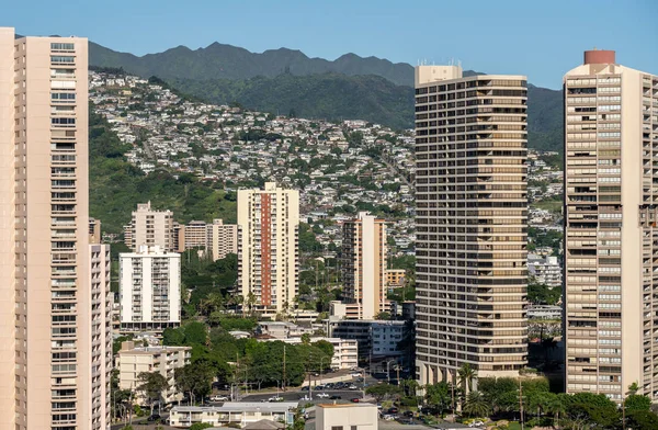 Paesaggio urbano di Waikiki verso le colline e le montagne di Oahu — Foto Stock