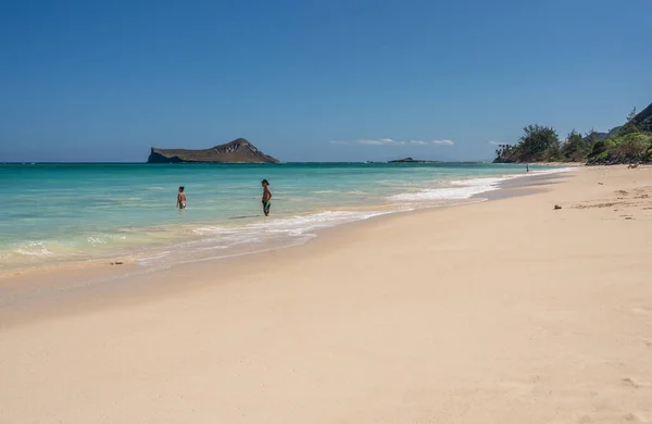 Small winter waves on Sherwood Beach on the east coast of Oahu in Hawaii — Stock Photo, Image