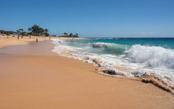 Winterwellen am Sandstrand an der Ostküste von Hawaii — Stockfoto