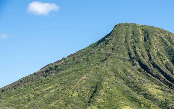 Wanderer erklimmen den steilen Trail der Eisenbahnlinie zum Gipfel des Koko frontal auf Oahu — Stockfoto