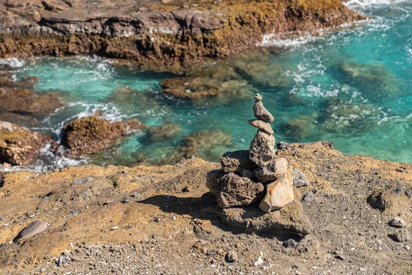 Unusual rock cairn built by turquoise cove on Oahu in Hawaii — Stock Photo, Image