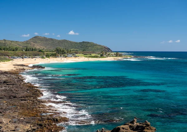 Uitzicht op de Sandy Beach Park kustlijn bij Waikiki op Oahu — Stockfoto