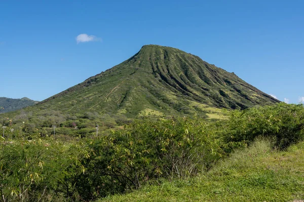 Wanderer erklimmen den steilen Trail der Eisenbahnlinie zum Gipfel des Koko frontal auf Oahu — Stockfoto