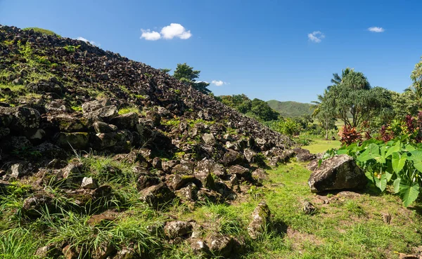 Formações rochosas em Ulupo Heiau local religioso havaiano histórico em Kailua, Oahu — Fotografia de Stock