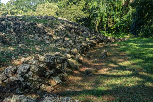 Skalní útvary na historickém havajském náboženském místě Ulupo Heiau v Kailue, Oahu — Stock fotografie