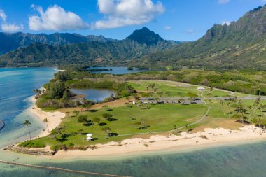 Kualoa bölgesel parkının arka planında dağlar olan hava manzarası