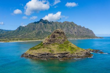 Kualoa bölge parkının arka planında dağlar bulunan Çinlilerin şapkalarının havadan görünüşü