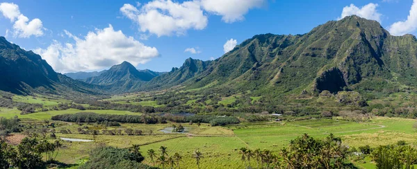 Panorama of Kaaawa valley with mountains in the background — 스톡 사진