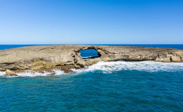 Νήσος με θαλάσσια αψίδα στο Laie Point στο Oahu της Χαβάης — Φωτογραφία Αρχείου