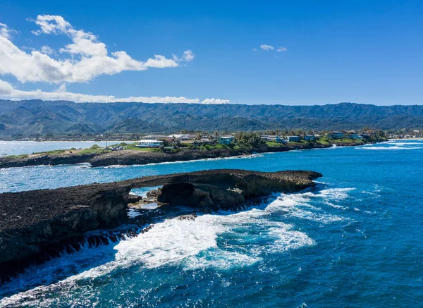 Insel mit Meeresbogen am Liegeplatz auf Oahu in Hawaii — Stockfoto