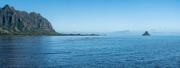 As montanhas centrais e Chineses Chapéu de Waiahole Beach Park — Fotografia de Stock