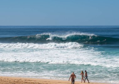 Oahu 'nun kuzey kıyısındaki Banzai Pipeline plajında bir tüpün içinde sörfçü.