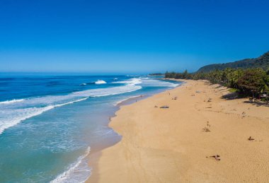 Oahu 'nun kuzey kıyısındaki Banzai Pipeline plajında kumsal.