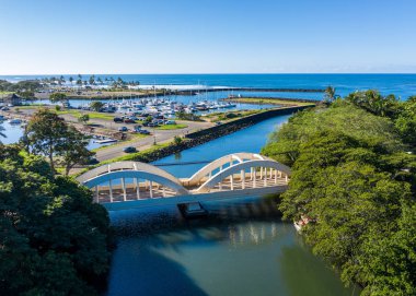 Oahu 'daki Haleiwa' da Anahulu nehri üzerindeki ikiz kemerli köprü.