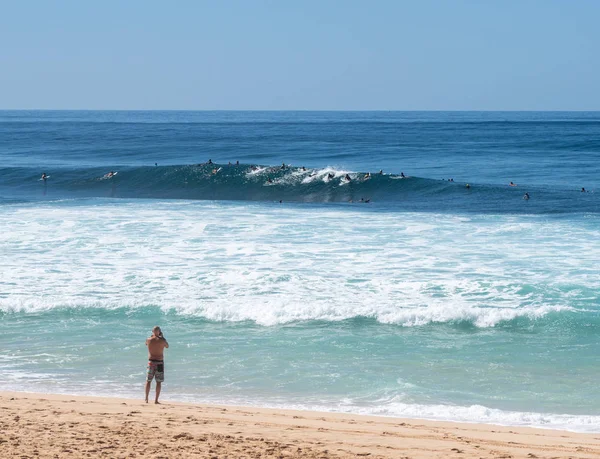 Surfer im Wasser am Strand der Banzai Pipeline am Nordufer von Oahu — Stockfoto