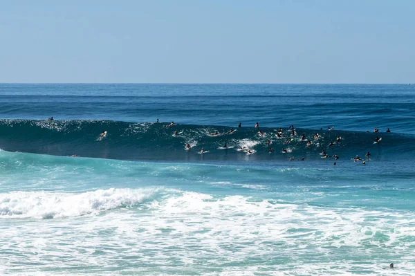Oahu 'nun kuzey kıyısındaki Banzai Pipeline sahilinde sörfçüler — Stok fotoğraf
