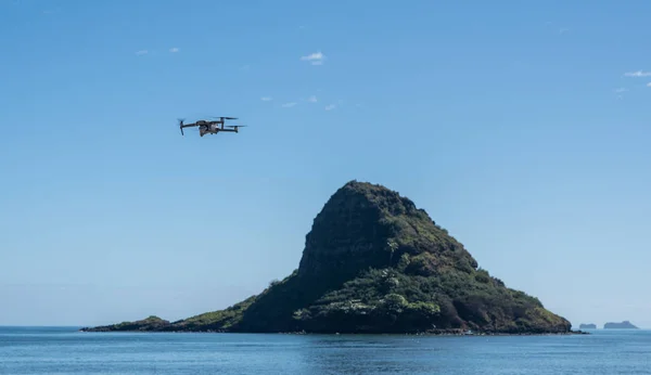 Drone vliegt voor de rots genaamd Chinamans Hat of Mokolii — Stockfoto