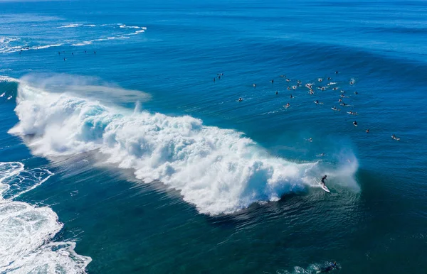 Muitos surfistas na água na praia de Banzai Pipeline na costa norte de Oahu — Fotografia de Stock