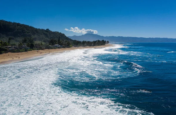 Wielu surferów w wodzie na plaży Banzai Pipeline na północnym wybrzeżu Oahu — Zdjęcie stockowe