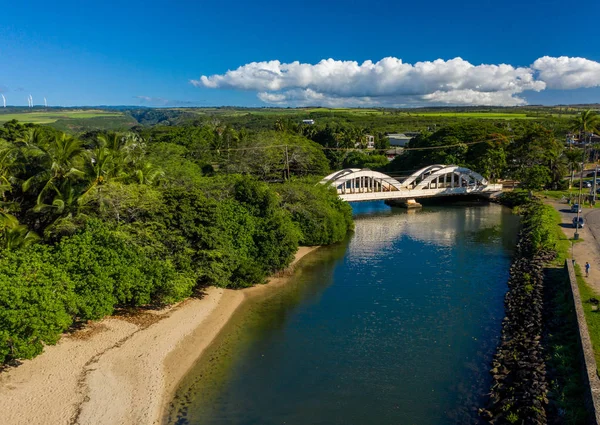 Oahu 'daki Haleiwa' da Anahulu nehri üzerindeki ikiz kemerli köprü. — Stok fotoğraf