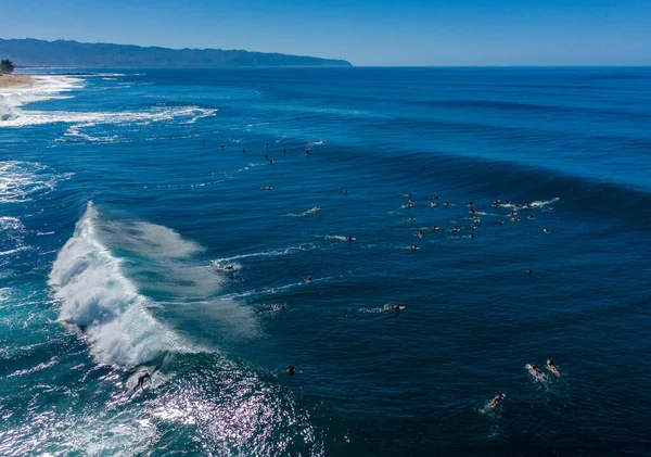 Nombreux surfeurs dans l'eau à Banzai Pipeline plage sur la Côte-Nord d'Oahu — Photo