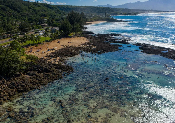Luchtopname van de rotsen om te snorkelen bij Sharks Cove Hawaii — Stockfoto