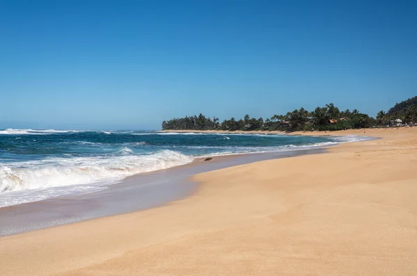 Riva sabbiosa al Sunset Beach Park sulla riva nord di Oahu — Foto Stock