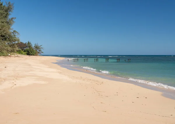 Spiaggia di Pounders sabbiosa vuota al parco Laei sulla costa orientale di Oahu — Foto Stock