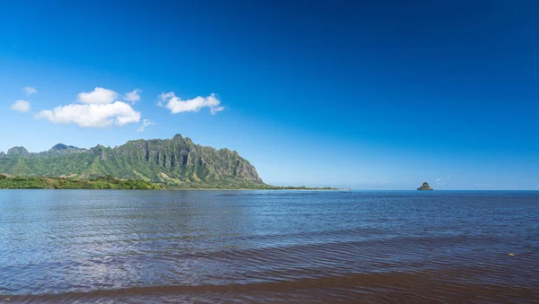 The central mountains and Chinamans Hat from Waiahole Beach Park — Stock Photo, Image