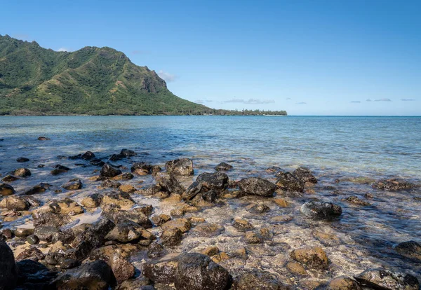 Вид на залив из государственного парка Кахана в Оаху, Гавайи — стоковое фото