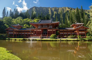 Oahu, Hawaii 'deki yüksek dağ sırasının altındaki Budist tapınağında.