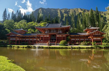 Byodo In buddhist temple under the tall mountain range on Oahu, Hawaii clipart