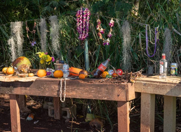 Geschenke für Vorfahren auf Tischen im Puu o mahuka heiau — Stockfoto