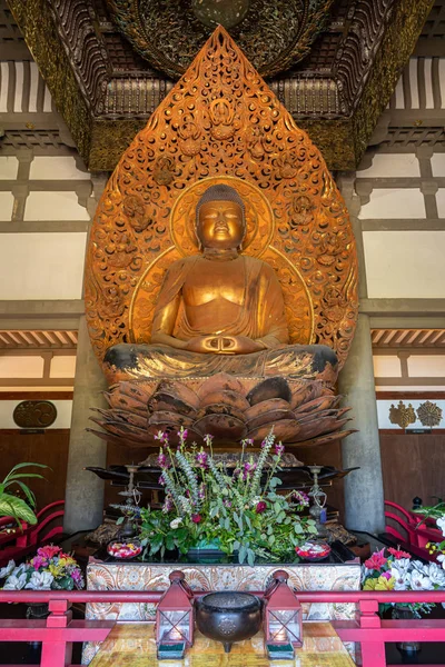 Buda heykeli Byodo 'da Oahu, Hawaii' deki Budist tapınağında — Stok fotoğraf