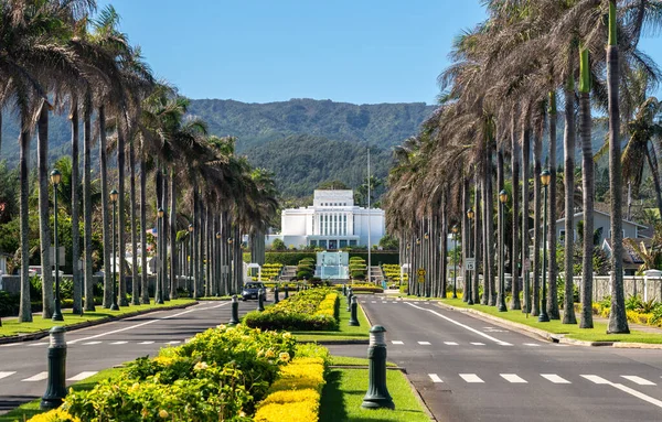 Вид вниз по дороге к Laie Hawaii (Гавайским островам) церкви последнего времени saints on Oahu — стоковое фото