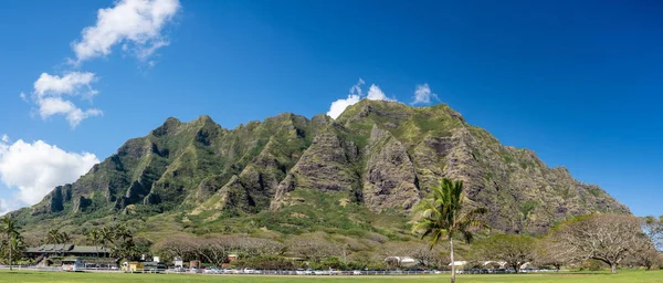 Oahu Hawaii 'deki flütlü dağ sırasının önündeki Kualoa Çiftliği — Stok fotoğraf