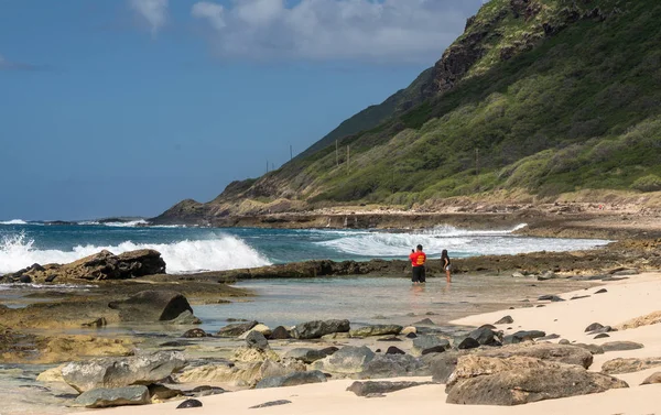 Kaena Point at the end of the road along the west coast of Oahu in Hawaii — Stok fotoğraf