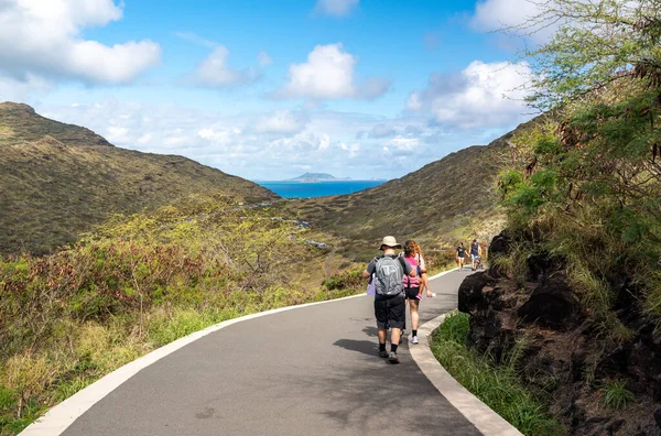Steep paved trail up to the lighthouse on Makapuu point on Oahu, Hawaii — Stok fotoğraf