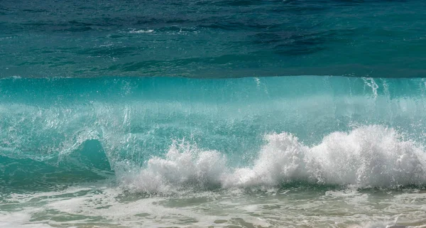 Wintergolven bevroren in snelle sluitertijd foto aan de westkust van Oahu — Stockfoto