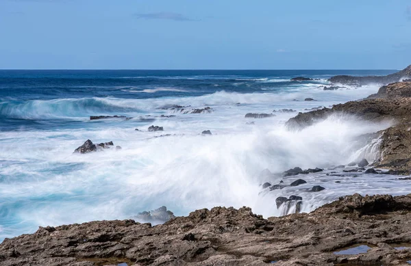 Ondas de inverno colidem na costa rochosa em Kaena Point em Oahu — Fotografia de Stock